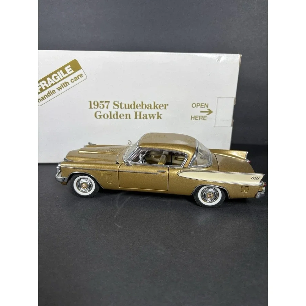 1957 Studebaker Golden Hawk Danbury Mint 1:24 Diecast Car Gold w/ Box